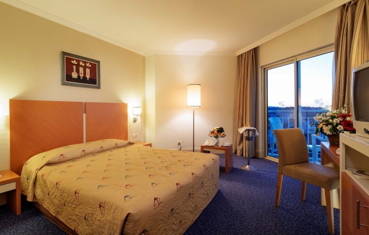 Crystal Admiral Resort Suites & Spa Junior Suit Yatak Odası