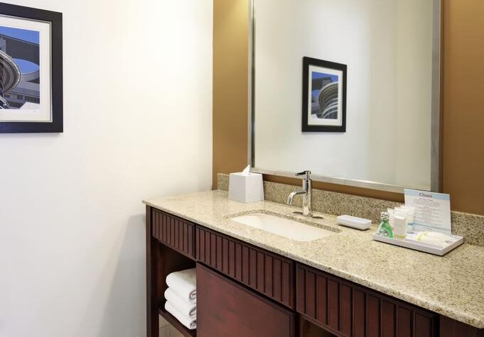 Four Points by Sheraton Houston Hobby Airport -8
