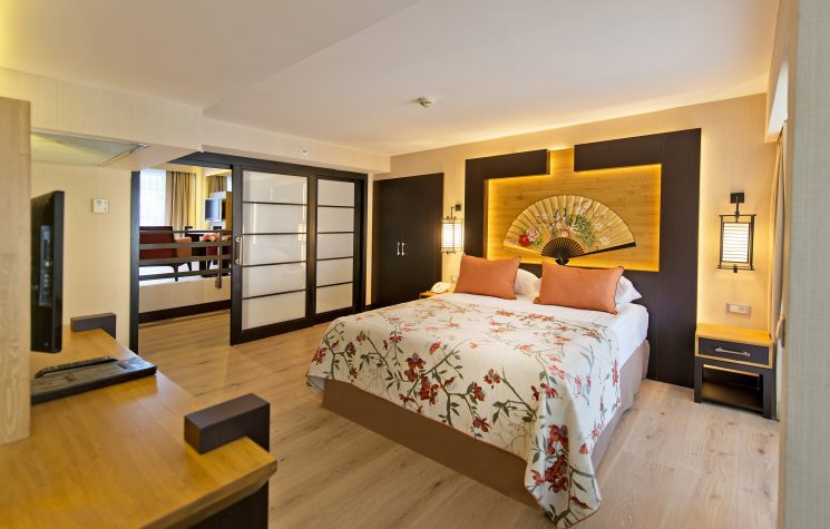 Limak Lara De Luxe Hotel & Resort Aile Suit Yatak Odası
